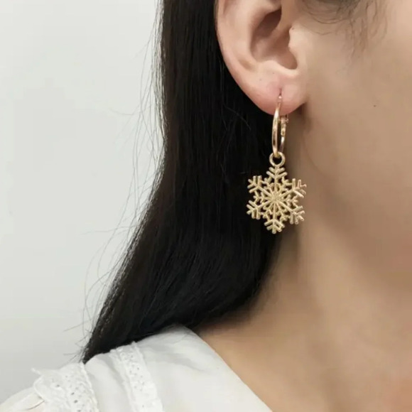 💚 Gold Plated Hoops with Snowflake Charm drop - NEW - Picture 1 of 3